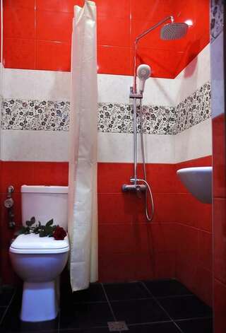 Хостелы MGA Hostel & Tours Ереван Стандартный двухместный номер с 1 кроватью и общей ванной комнатой-4